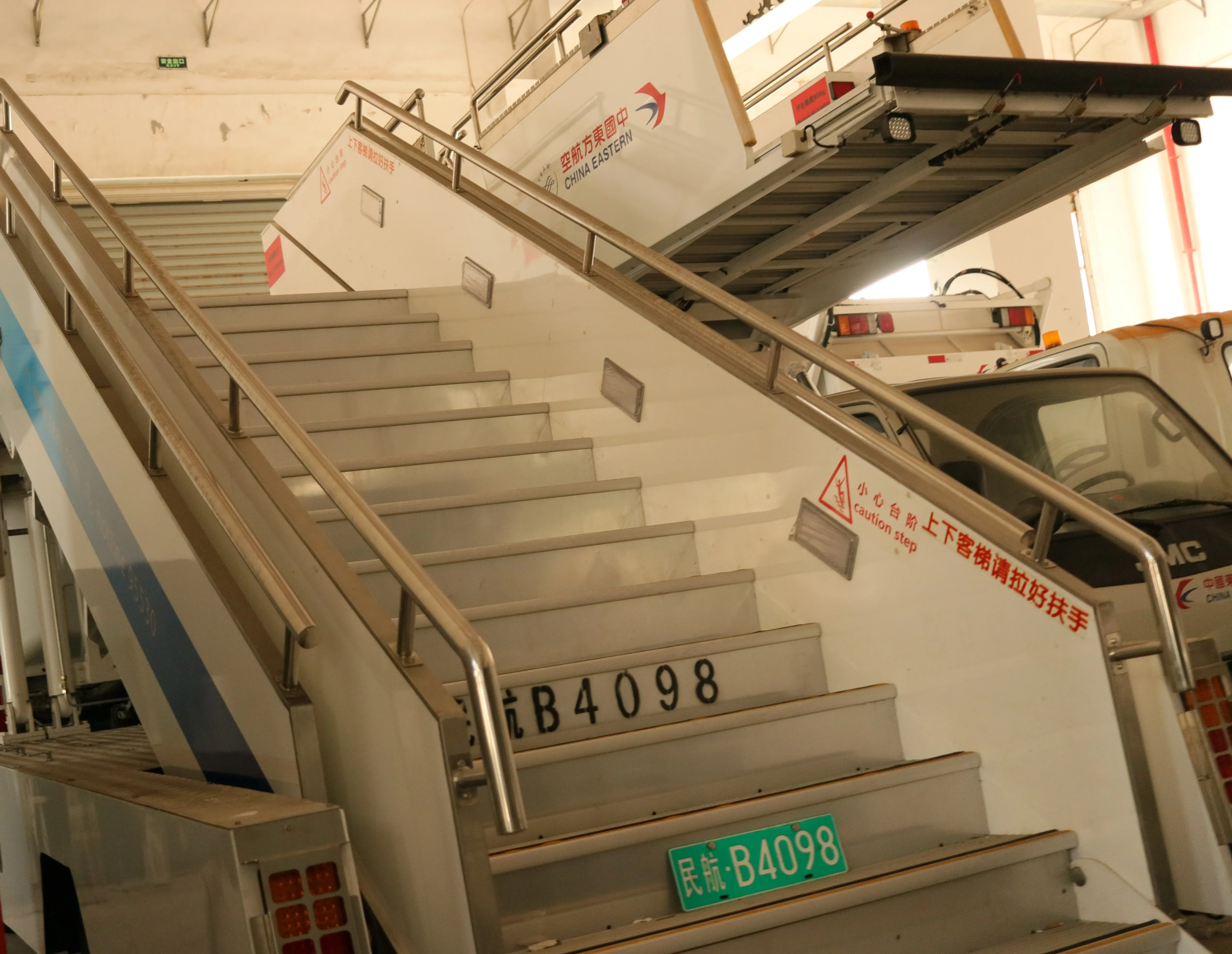 2nd Hand and Electric Available/ Self-propelled Airport Aviation Aircraft Service Truck Aviation Boarding Escalator