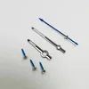 Manos plateadas y azules