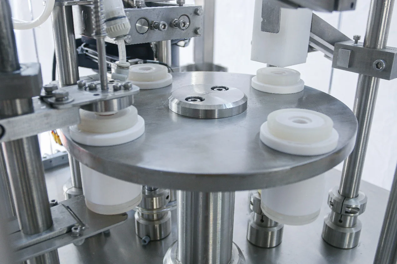 Машина для наполнения шприцами из предварительно заполненного стекла, для наполнения и вакуумной проставки