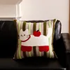 Coussin chat blanc aux fruits rouges