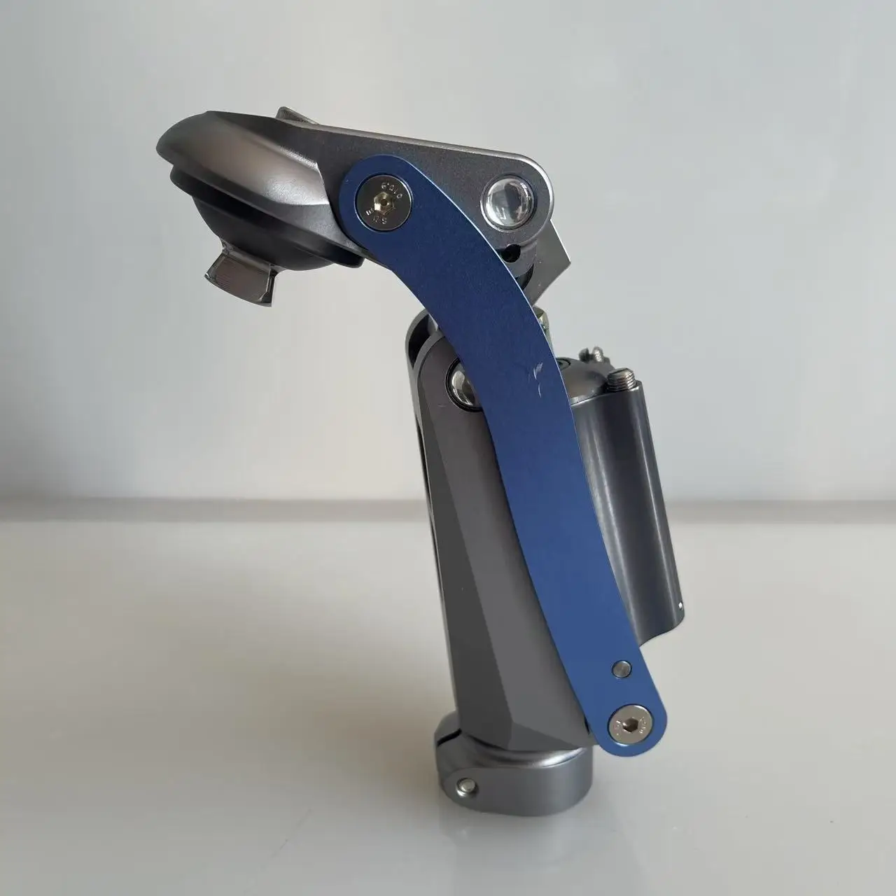 Five-link Geometric Lock Pneumatic Knee Joint for Prosthetic Legs Orthotics for Artificial Limbs