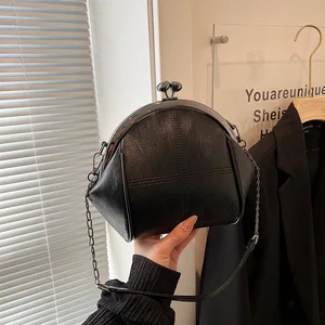 Unique Retro Shell Women's Bag 2026 New Fashionable Large Capacity One Shoulder Underarm Bag Versatile Clip Bag Oblique Straddle