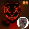 Maschera arancione con cuciture a forma di V, occhi e bocca insanguinati