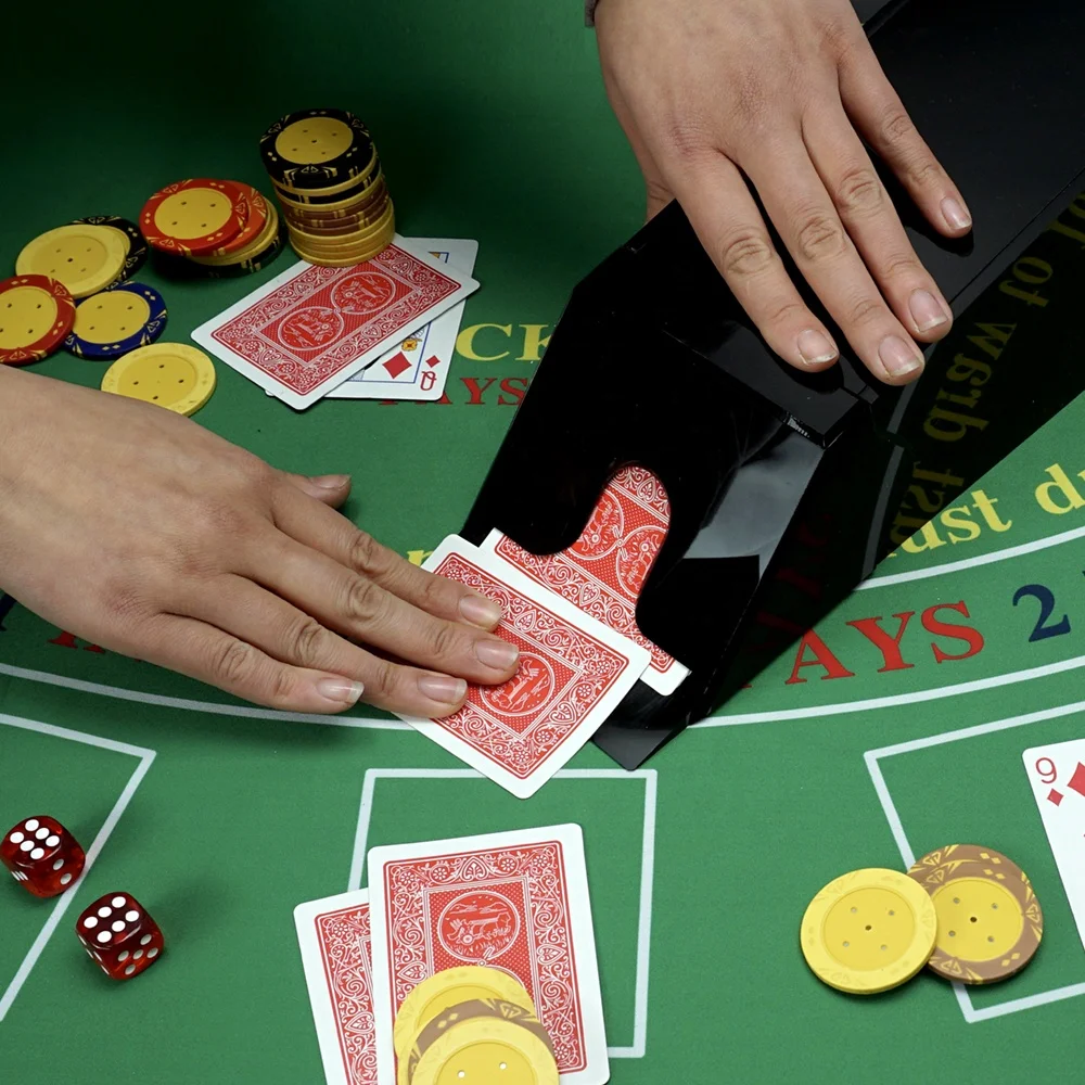 热销豪华黑色21点交易扑克牌鞋，带盖和手柄，用于8包扑克牌。