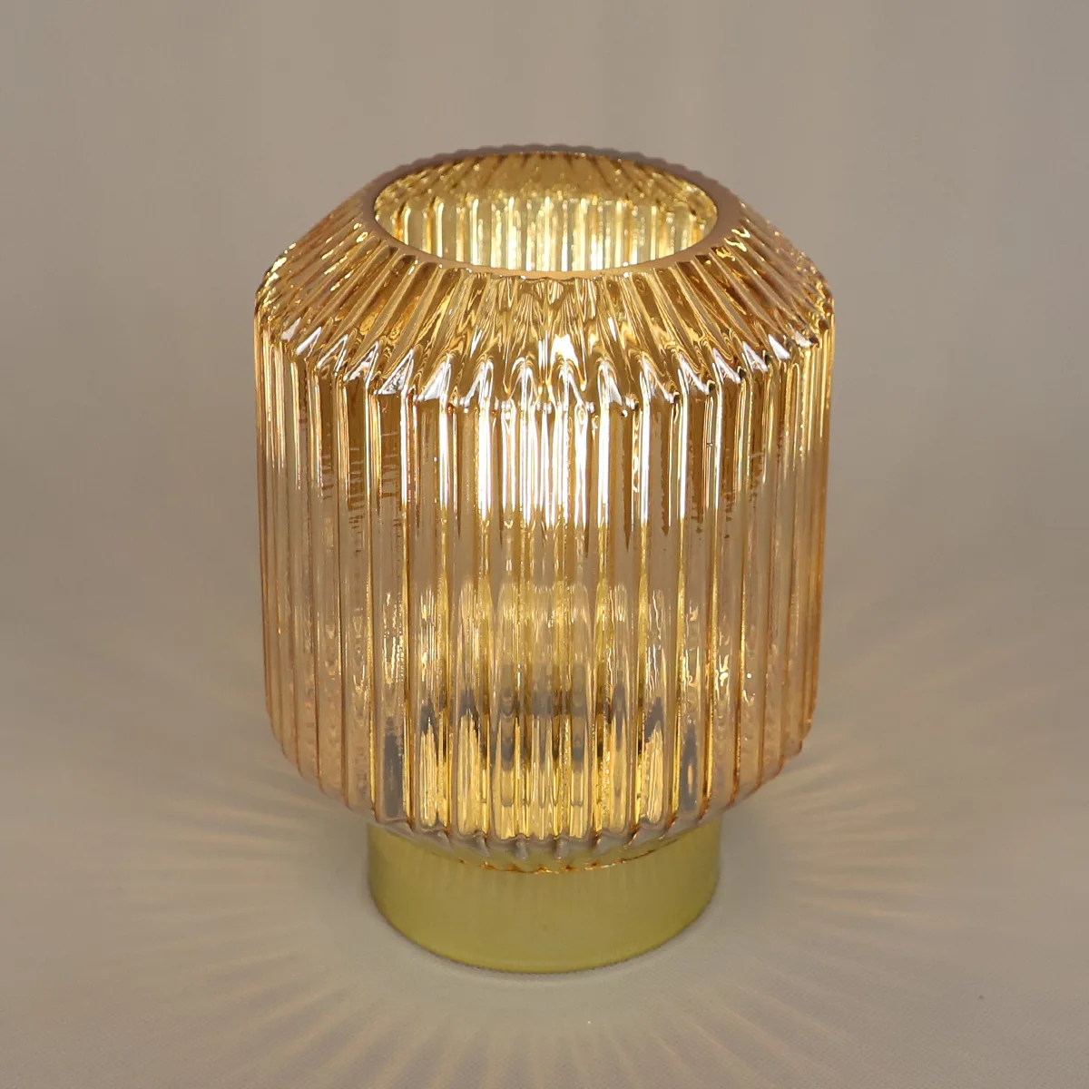 Golden Shiny Clear Glass Mushroom Shape Home Luxury Battery Operated Lamp Classic Globe Home Bedroom Night Light For Sale supplier