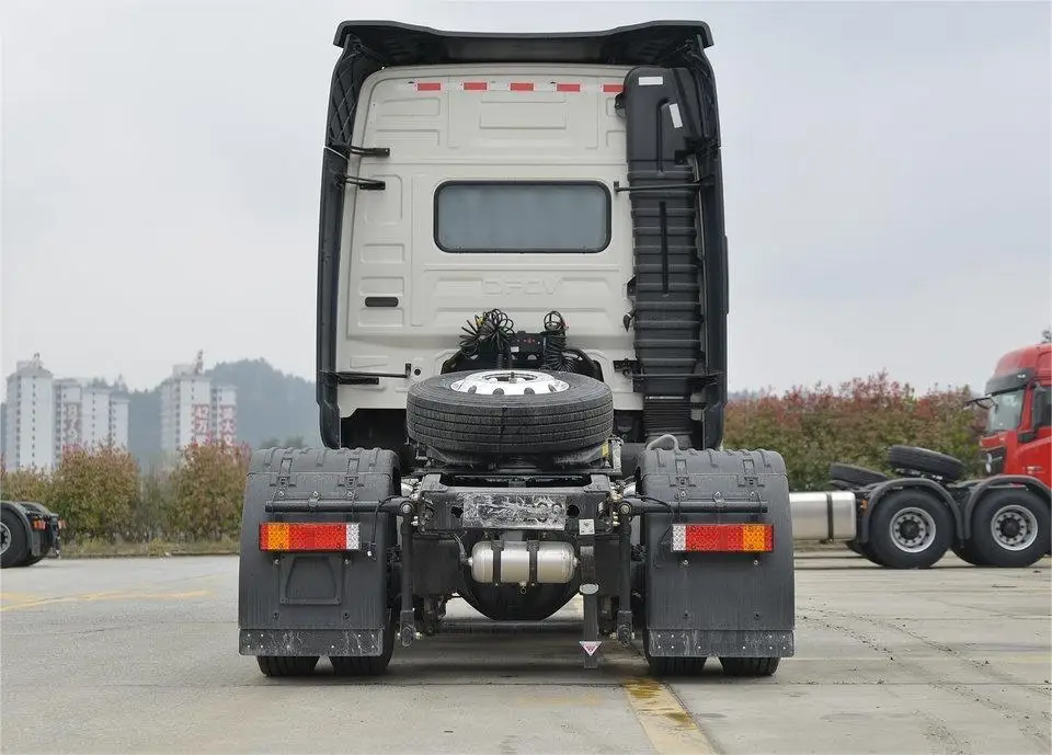 Left Steering Automatic Dongfeng Mini Tractor Chenglong Tractor Trucks 4*2 M3 CNG Type Engine Semi Trailer  Tractor Truck