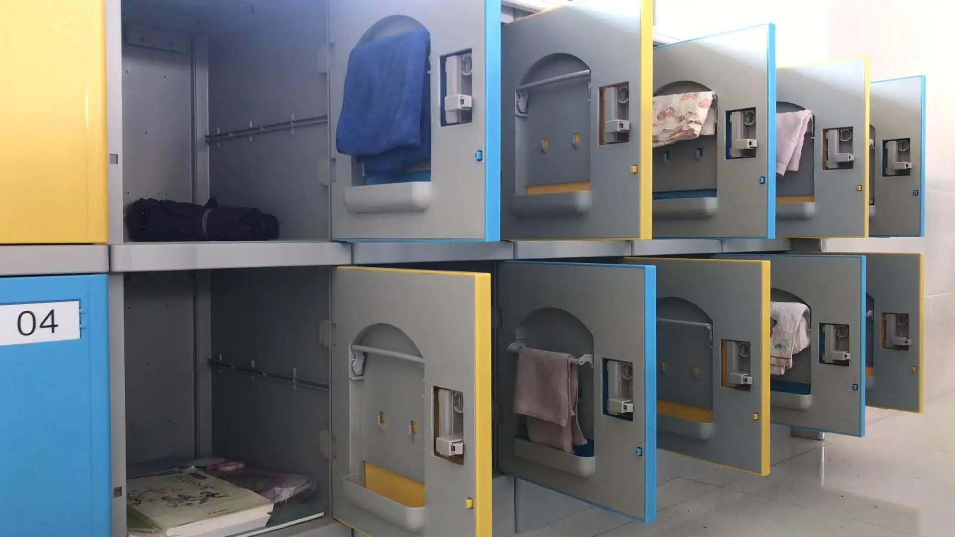 Маленький шкафчик 12 дверей водонепроницаемый для хранения одежды школьный тренажерный