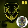 Maschera gialla con cuciture a forma di V per occhi e bocca