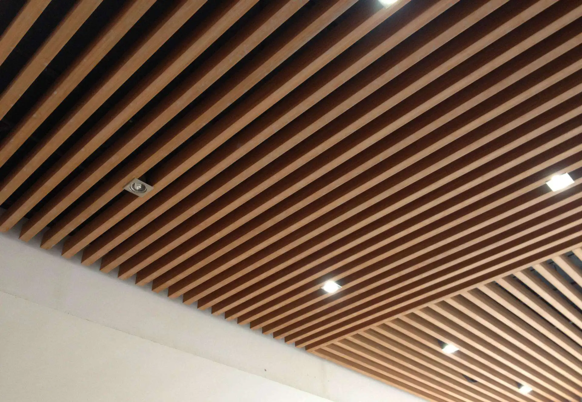 Wood Pattern Aluminum Baffle Ceiling False Interior Ceiling For Cafe