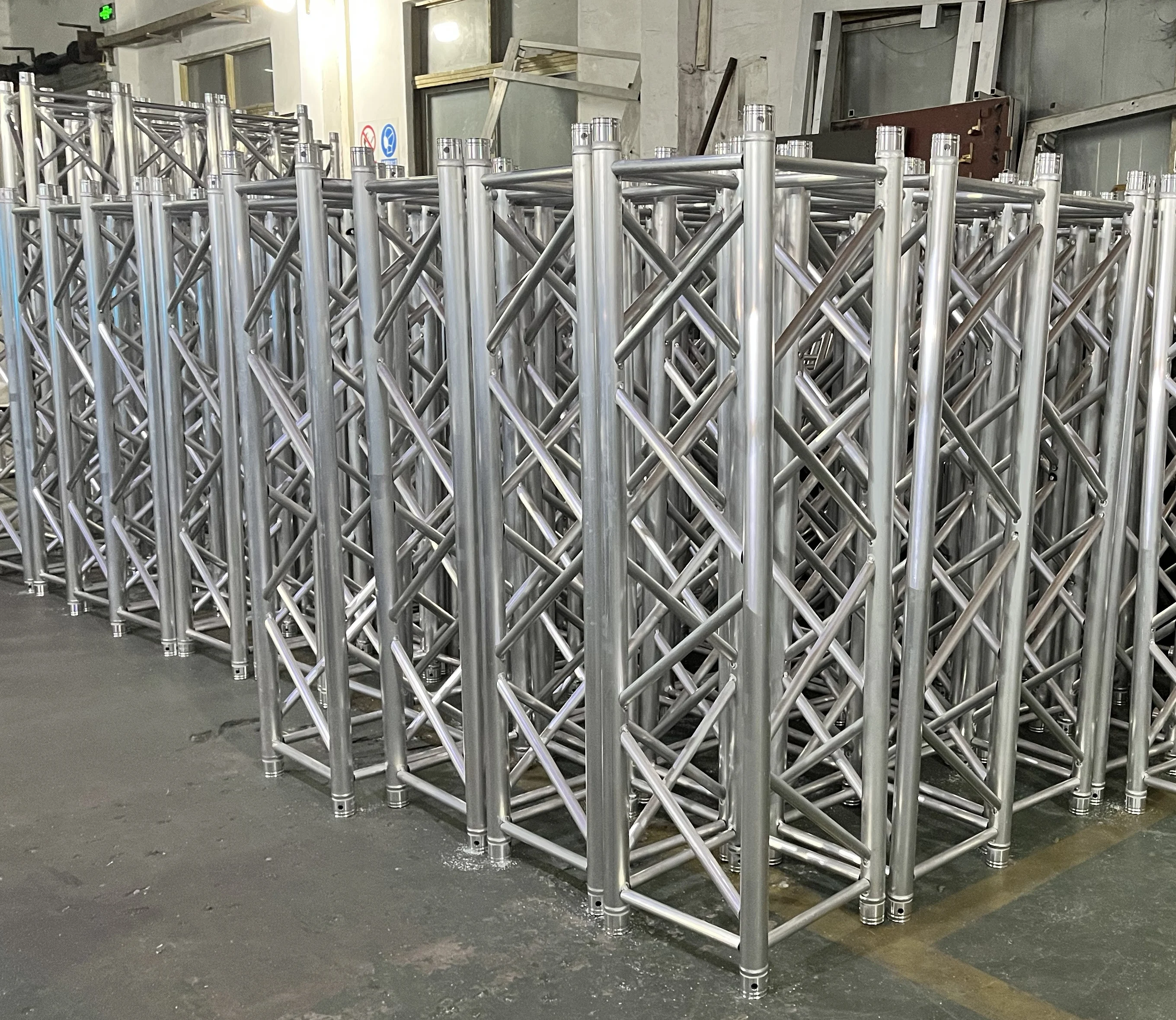 400x400 Aluminum Alloy Spigot Truss Stage Lighting Truss Lifting System for Performance Bar Concert Stage manufacture