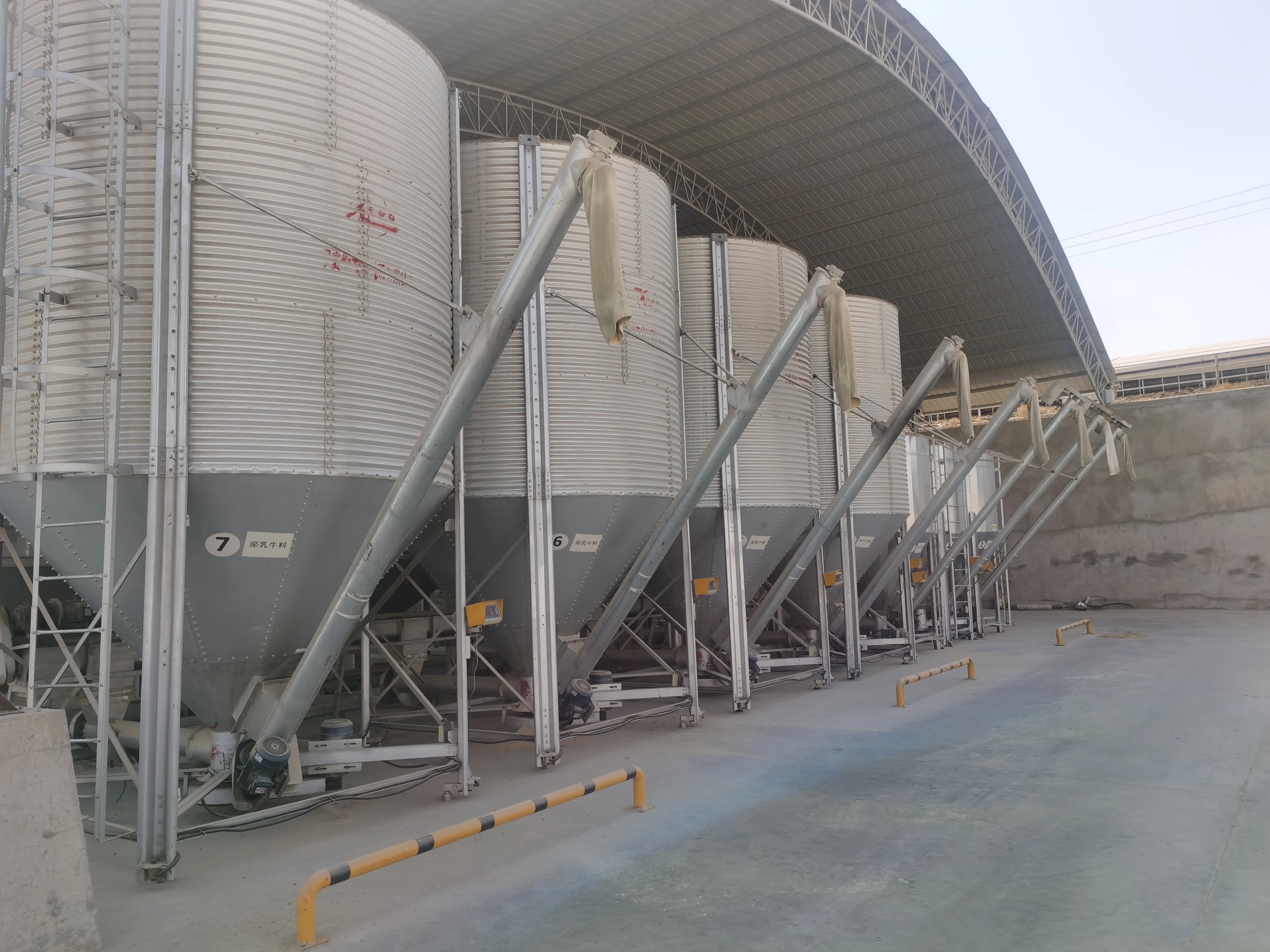 Feed Processing Machines Efficient Feed Feeder Fertilizer Spreader Seeders & Transplanters