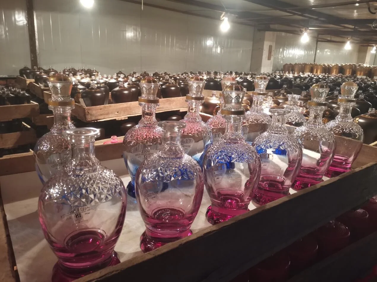 Low Moq Custom Size White And Blue Liquor Bottle Unique Liquor Glass