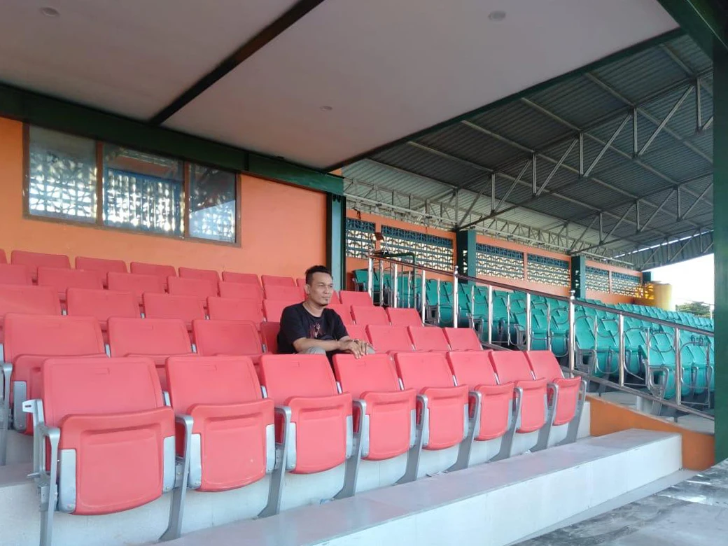 Wholesale tip up plastic stadium chair price fold down stadium seat for outdoor or indoor stadium