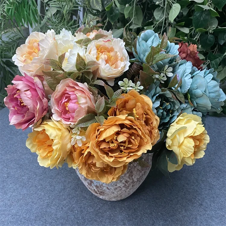 Kunsmatige heidnekke na-ape ware bloeisels in 'n vaas