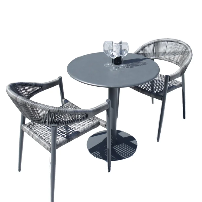 שולחן וכיסא לאכול פשוטים בצבע אפור, עשויים מאלומיניום וסיבי רטאן, לקומבינציה לחצר, קפה, חנות תה חלב או למקומות חוץ למטרות נוחות