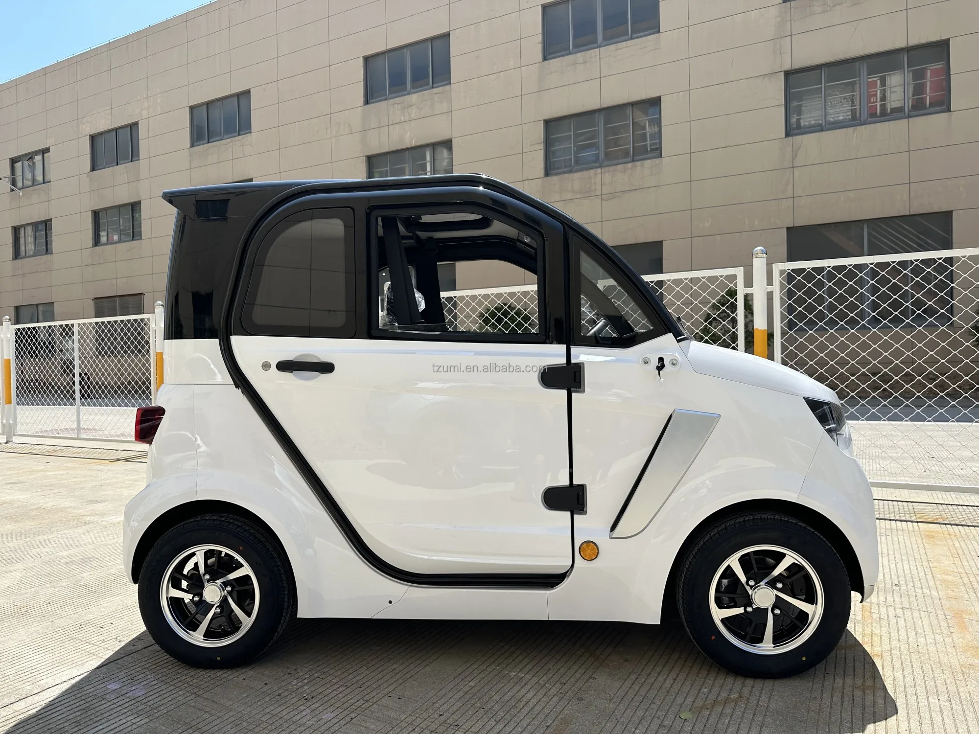 Exceptional High-Speed Electric Mini Car for Adults with 50kw Single Drive Motor and Lithium Battery - UMEV New Energy - Image 5