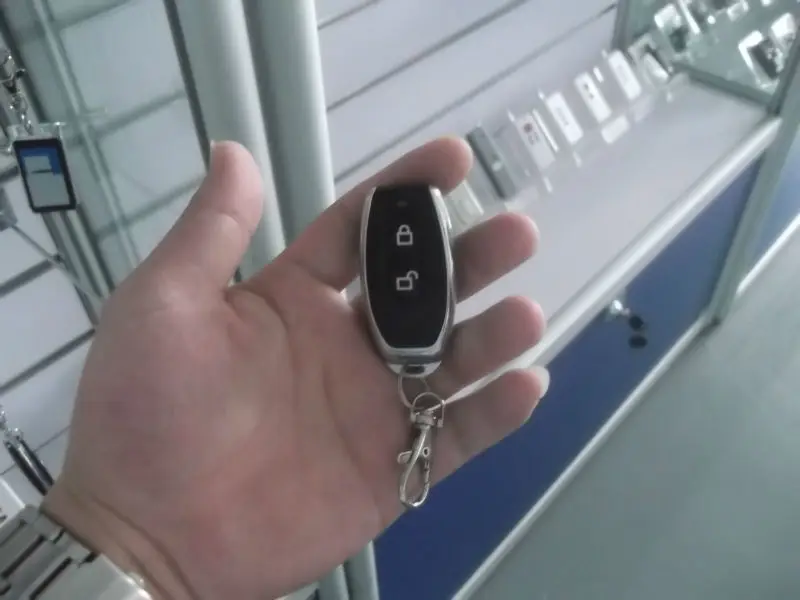 YET 027 Universal Wireless Hcs301 Rolling Code Garage Door One to Four Buttons Remote Control