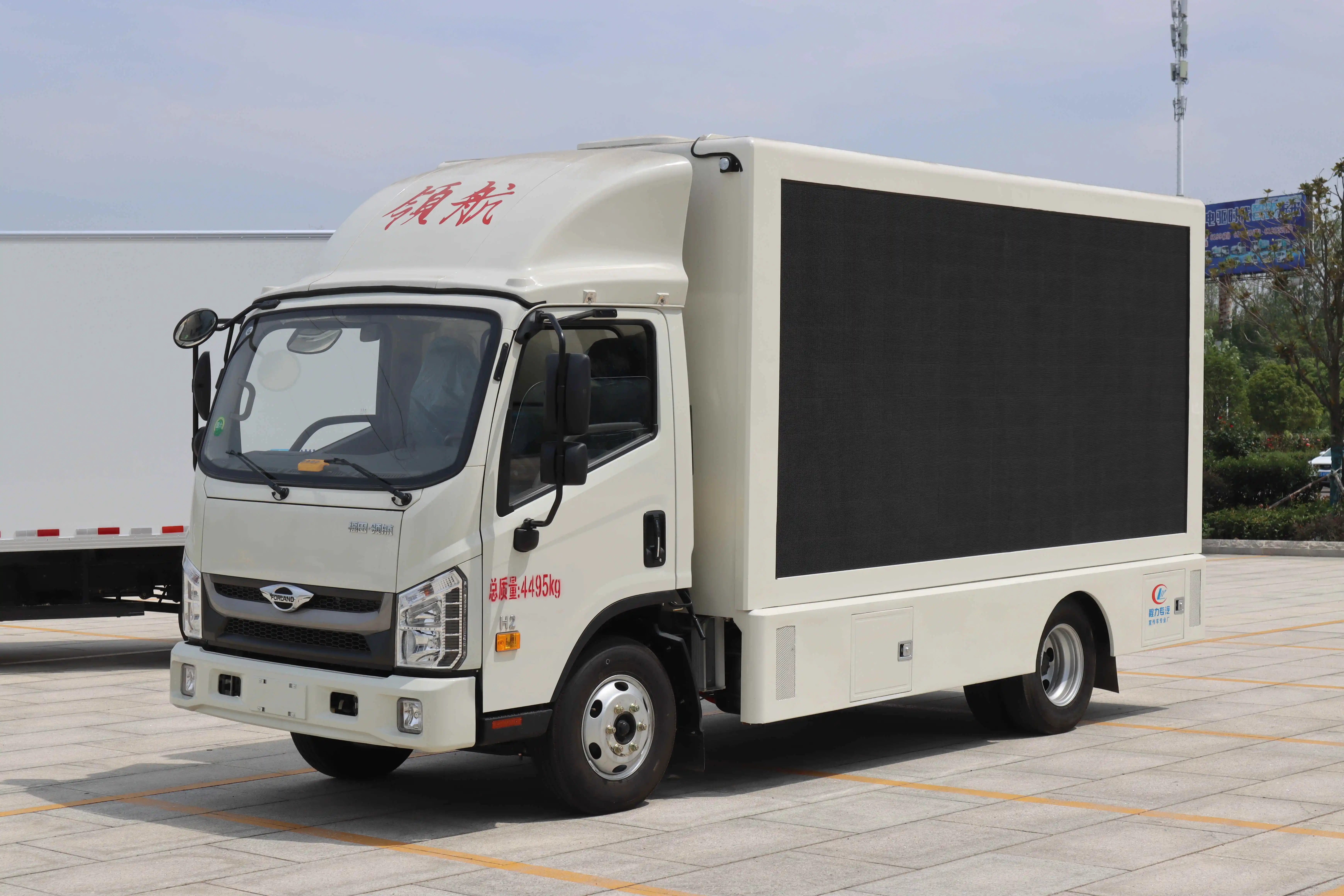 Foton SINOTRUK HOWO 4x2 Mobile Stage Advertising Truck P5 Full Color Led Screen for Live Broadcast