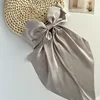 Pinza de cocodrilo gris