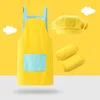 Conjunto de pintura infantil de tres piezas: gorro amarillo y azul con mangas.