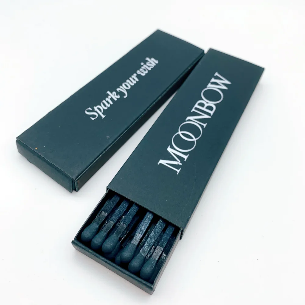 Персонализированные креативные спички могут быть настроены напечатанные логотипы шаблоны безопасности коробки соответствует всем черным цветам