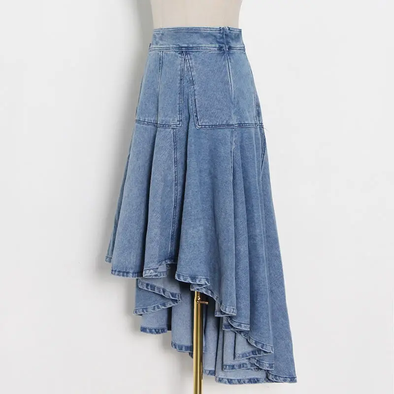Uformell blå jeansskjørt med høy liv, patchwork, ruller, uregelmessig høy liv, løst fritidsdesign og asymmetrisk nederkant for kvinner
