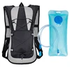 Mochila negra con bolsa de hidratación.