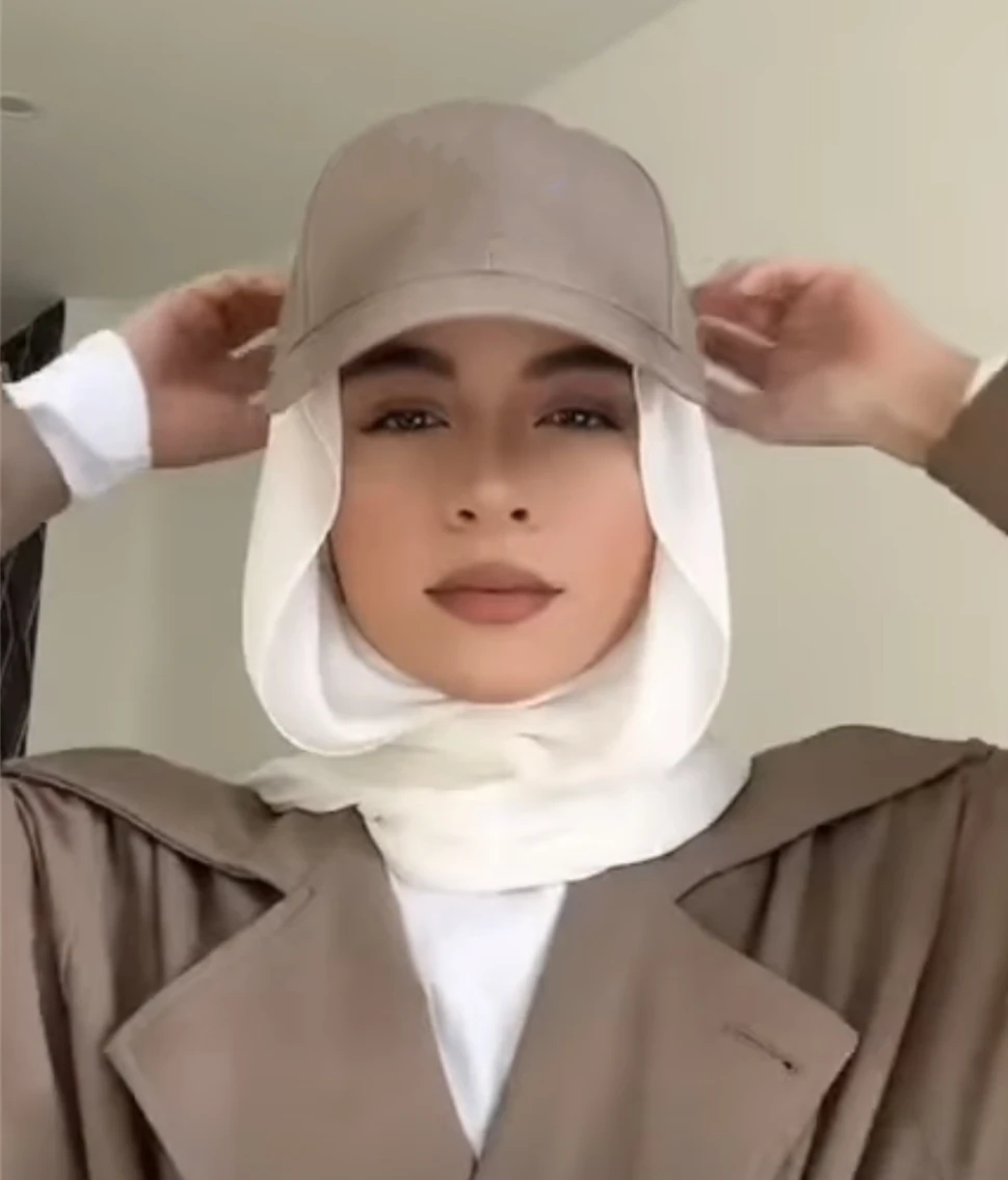 Хиджаб с кепкой мусульманка