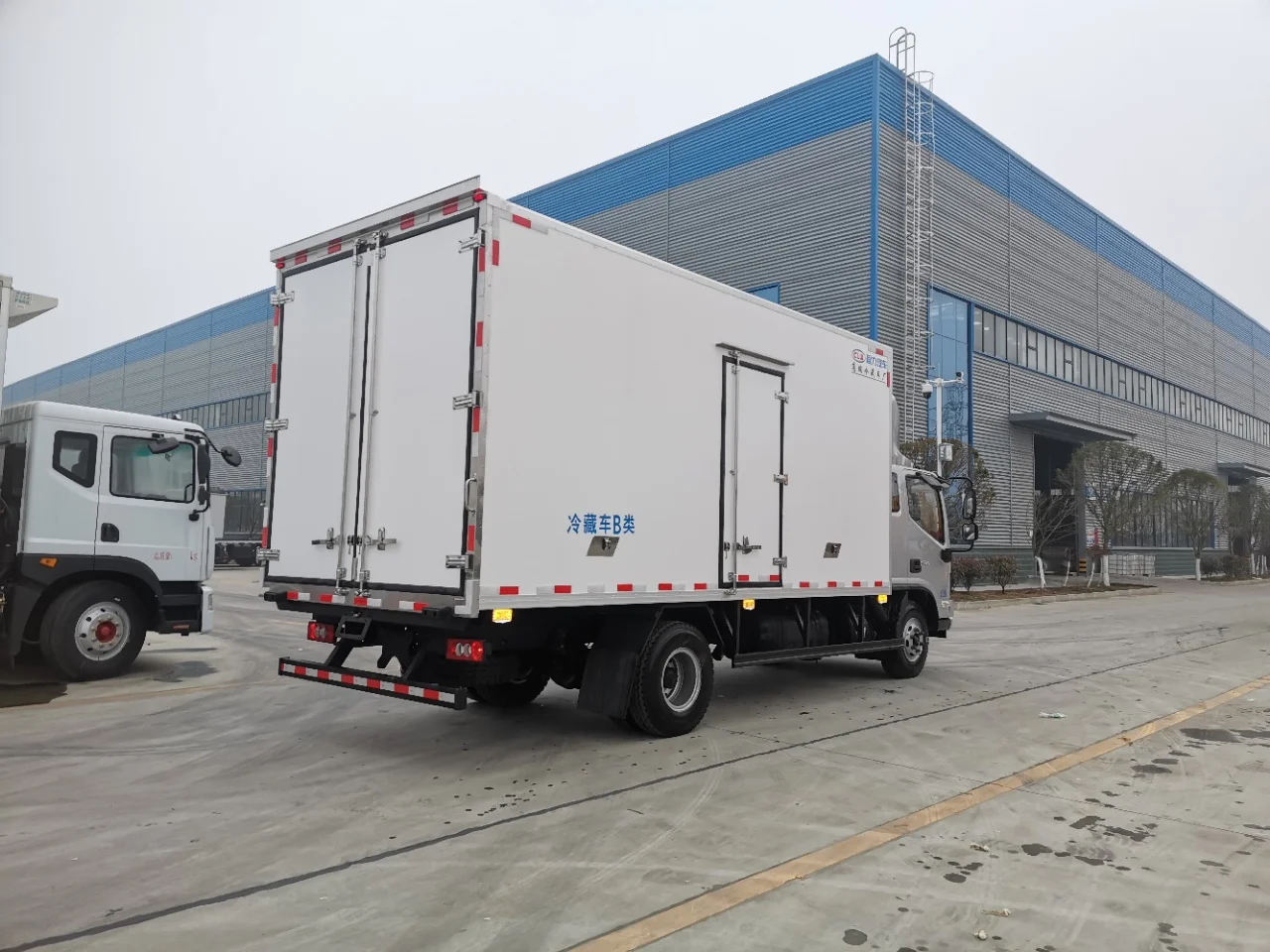 product foton aumark 4x2 new condition 5 ton box type diesel manual transmission refrigerated food truck freezer storage transport truck-6