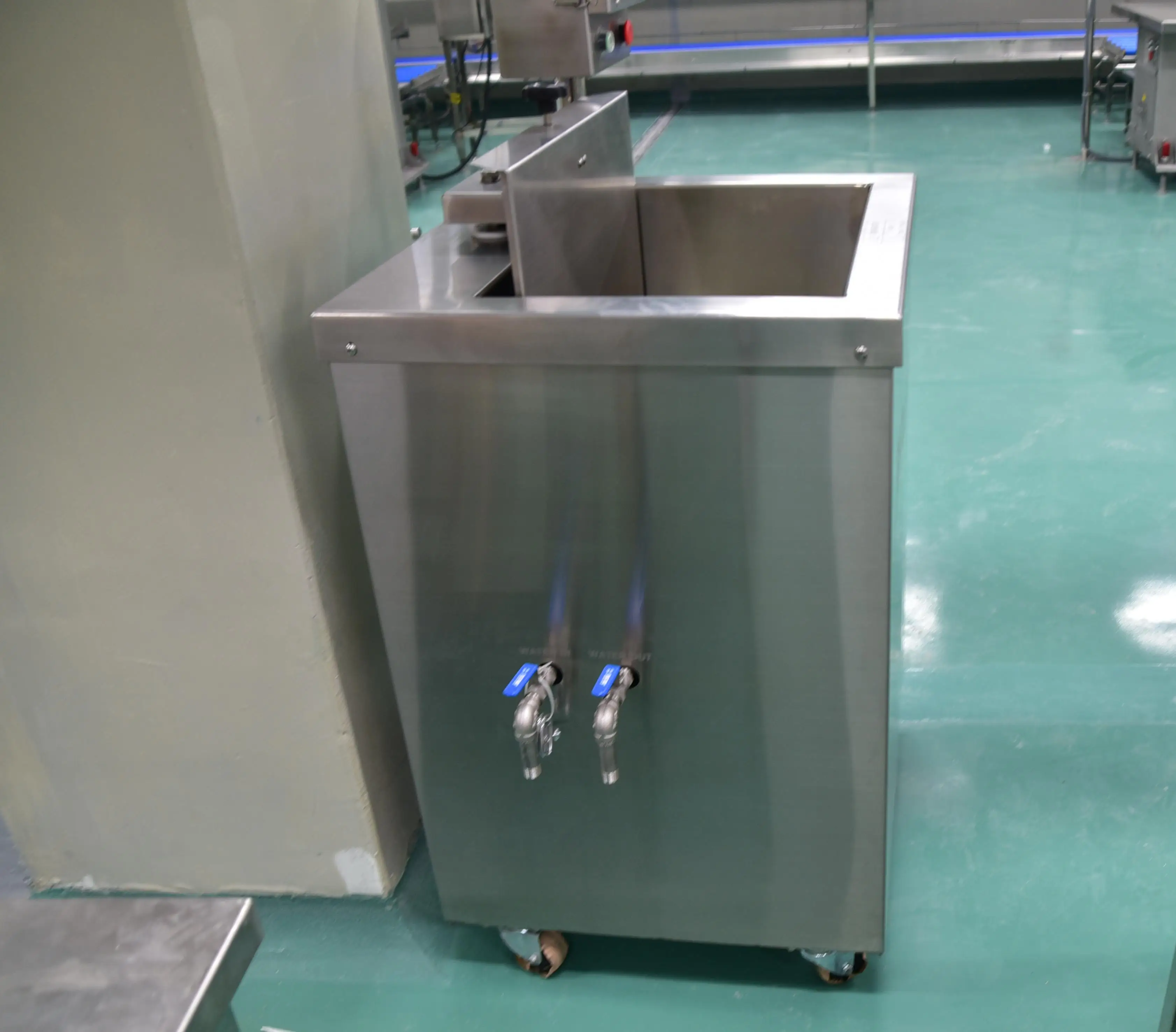 Automatic high performance shrink packaging machine for meat and food processing plants