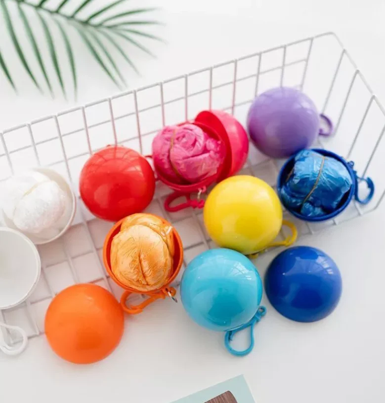 Плащ-дождевик с логотипом на заказ для отеля, портативный одноразовый дождевик для улицы, водонепроницаемые капсульные дождевики из полиэтилена с шариками