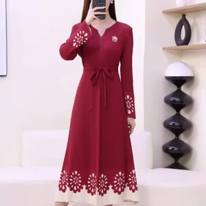 Long and Mid-length Casual Oversized Dress with Long Sleeves and a Belt, Elegant and Pleated Dress with a Graceful Style