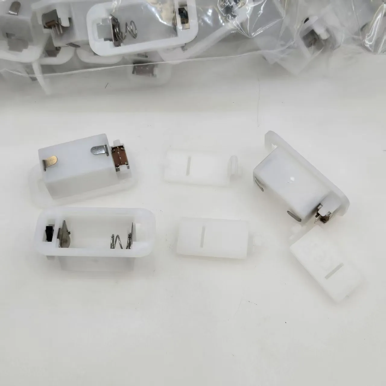 スイッチ付ボタン電池ケース AG13 LR44×3個用 4.5V プラスチック製