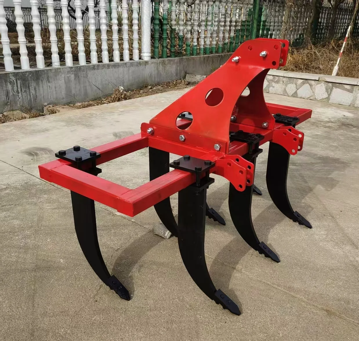 Nous proposons à la vente un tracteur agricole à quatre roues, doté d’une puissance de 55-70 chevaux, équipé d’un système de suspension à trois points et d’un cultivateur à 11 dents. Il s’agit d’un équipement agricole robuste et fiable.