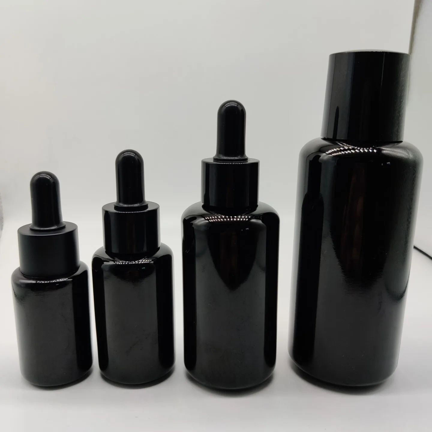 New Product 100ml 200ml Cylinder Frosted Black Lotion Glass Bottle with Matt Black Plastic Cap