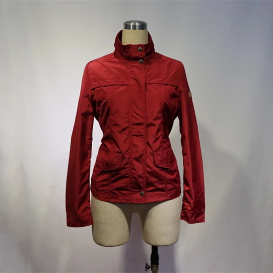 casaca roja mujer