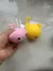 ballena rosa que absorbe agua