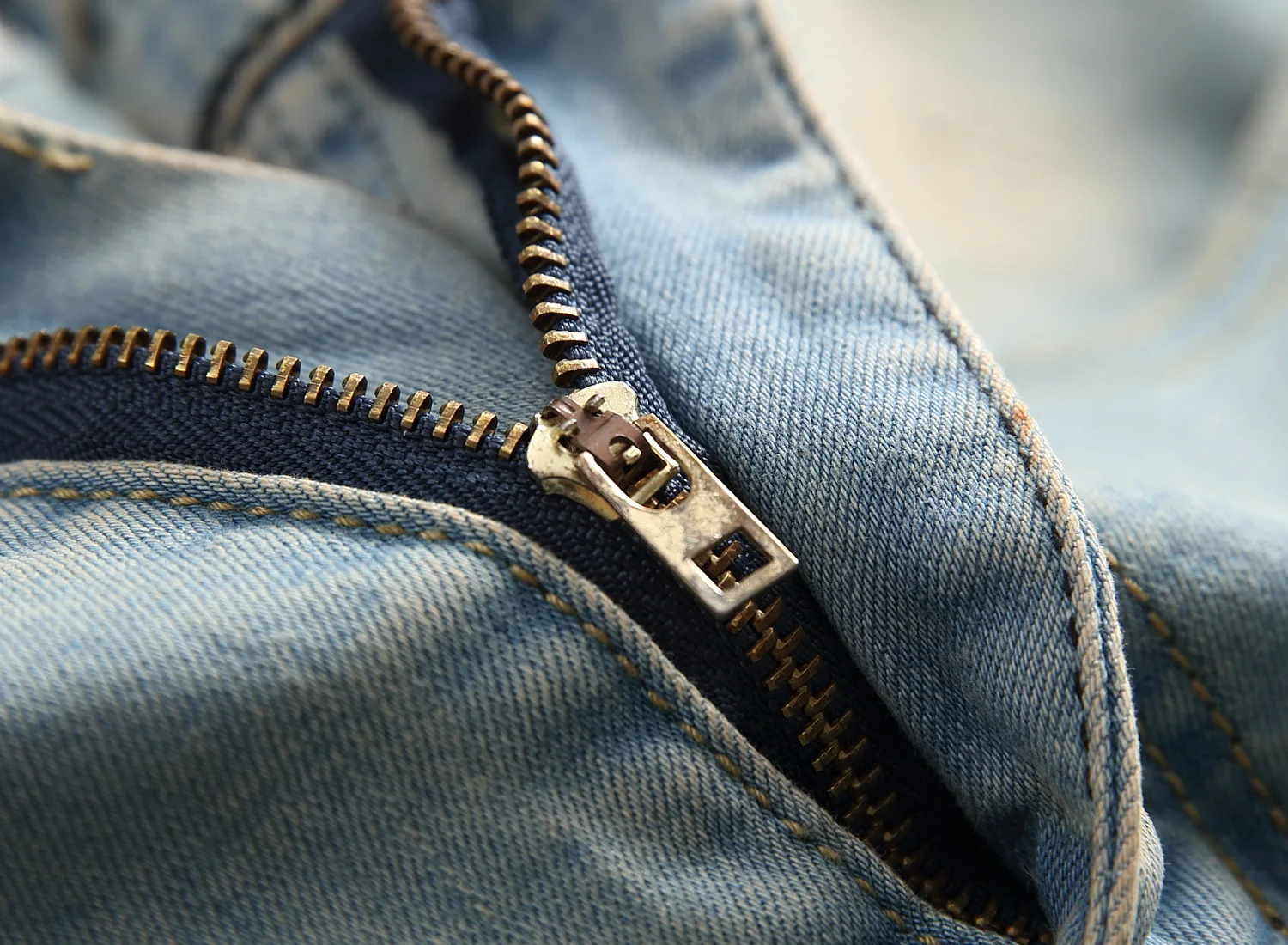 Nagykereskedelmi Designer Street nyári férfi hétköznapi kopott, szakadt farmer piros, fekete, fehér, kék férfi plus size farmer 2023413_voghion.com