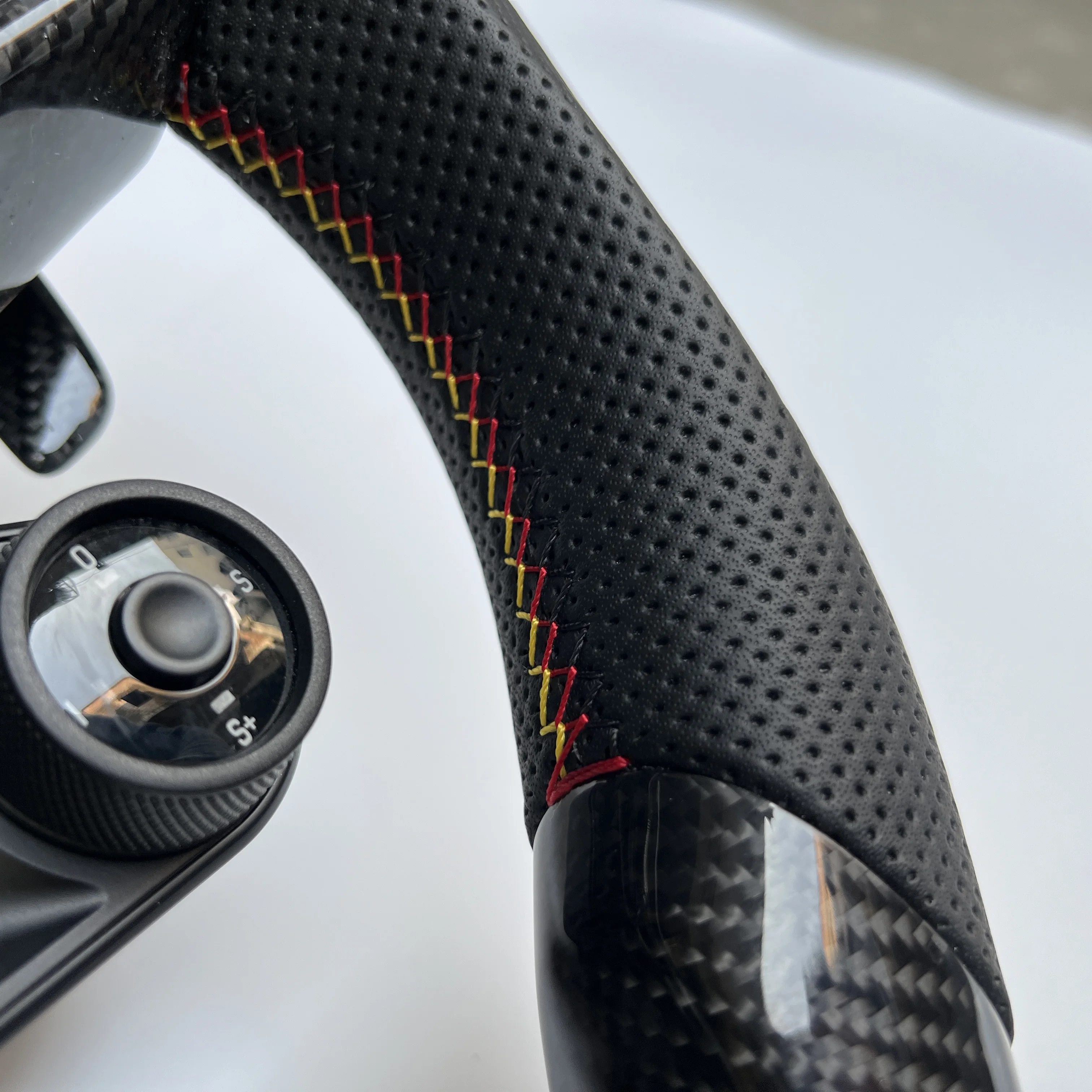 Flat bottom gloss carbon fiber steering wheel suitable for Audi B7 A5 S5 with black perforated leather sides yellow stripe