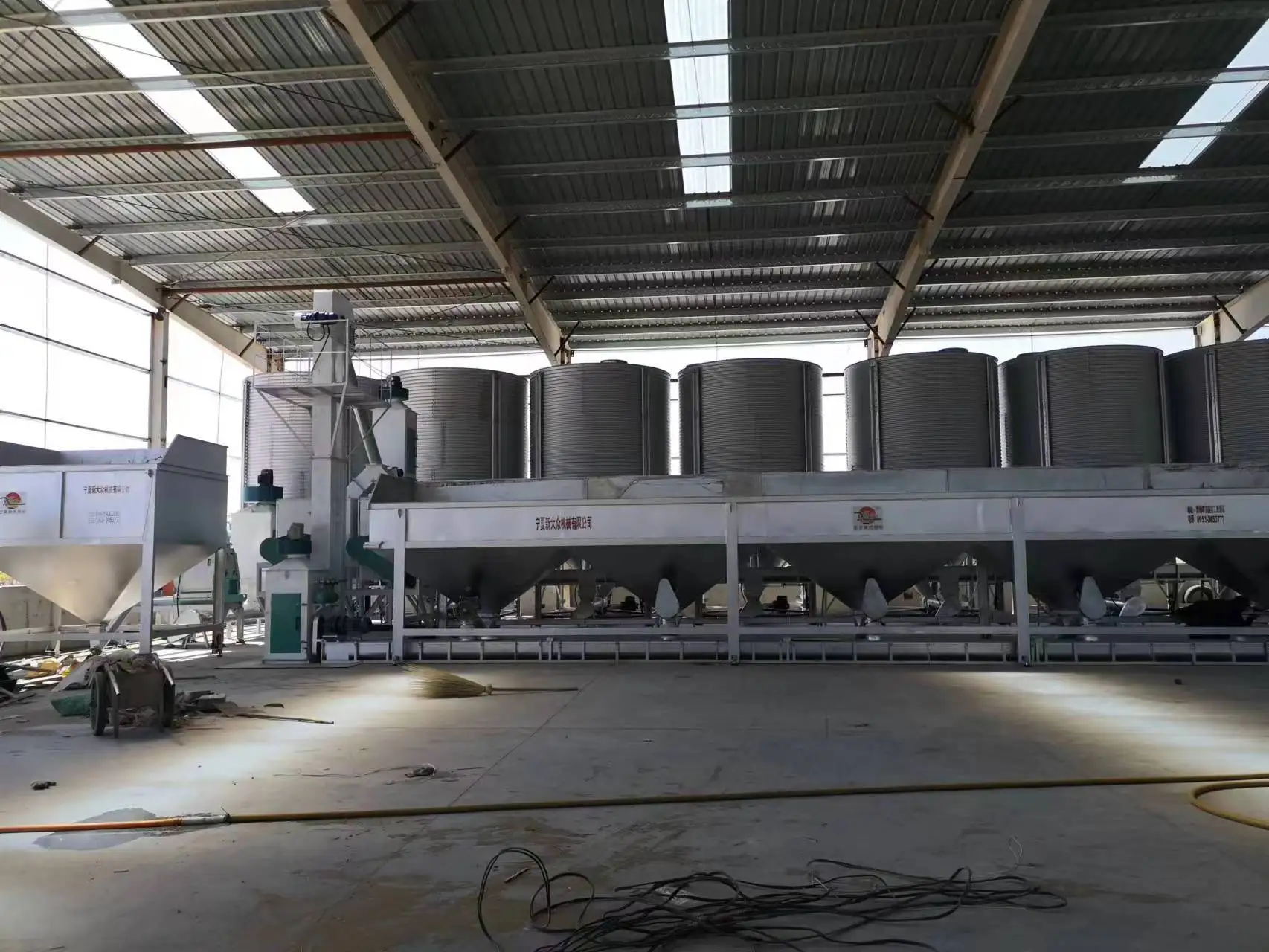 Feed Processing Machines Efficient Feed Feeder Fertilizer Spreader Seeders & Transplanters