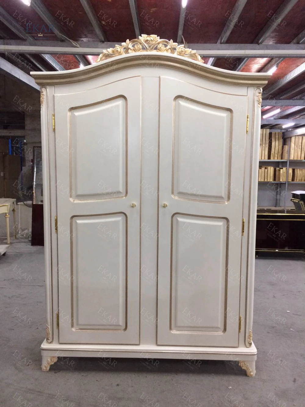 刻まれた詳細と広々としたストレージを備えたフレンチスタイルの