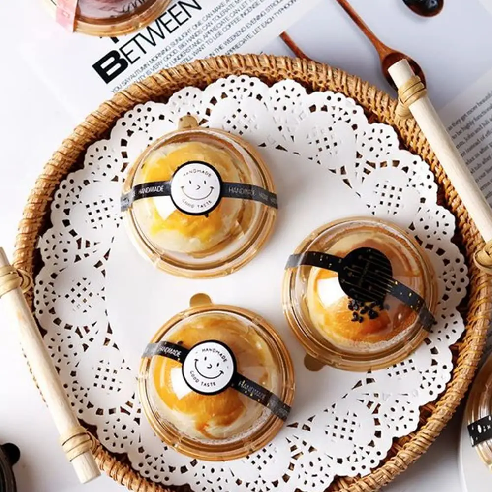 50 Confezioni Da 5,1 Cm Contenitori Trasparenti Per Mini Torte, Muffin E Biscotti - Base + Cupola In Plastica PS Alimentare, Ideali Per Compleanni E Matrimoni (Fondo Oro)