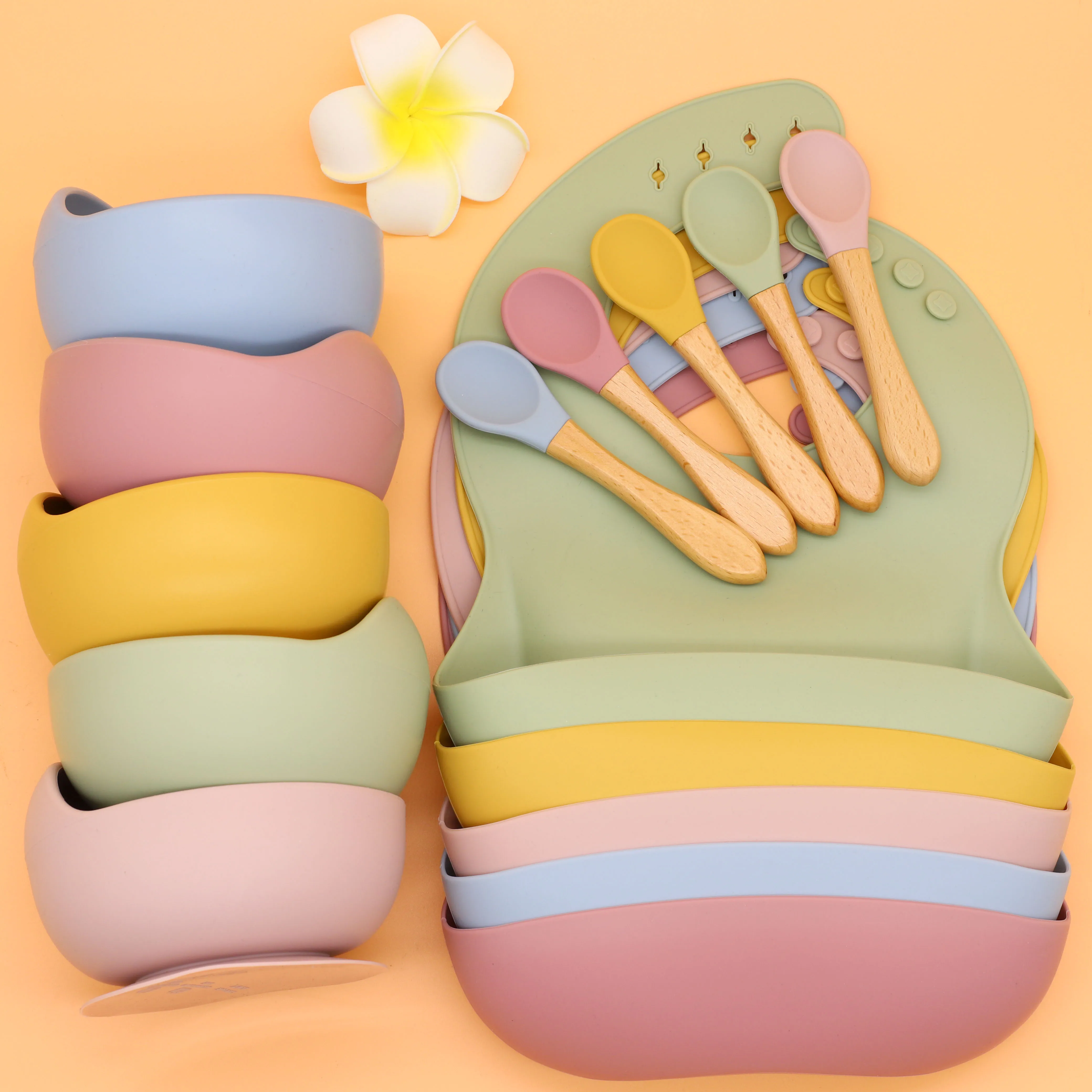 Набор детской посуды для обучения еде силиконовый нагрудник и ложка с защитой от