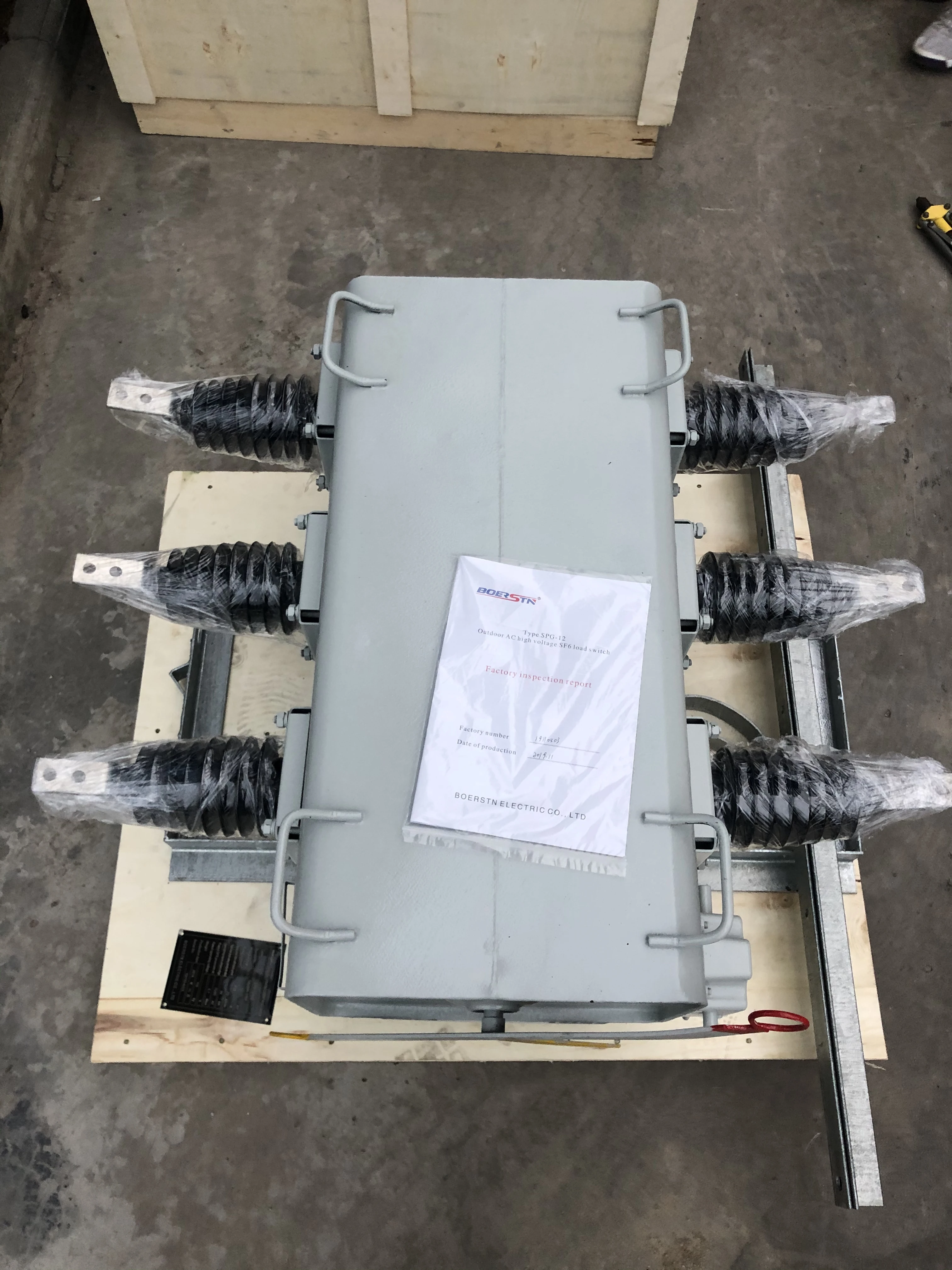 Outdoor SF6 Load Break Switch 11KV 630A Manual or Motorized Type Pole Mounted 12KV Rated Voltage