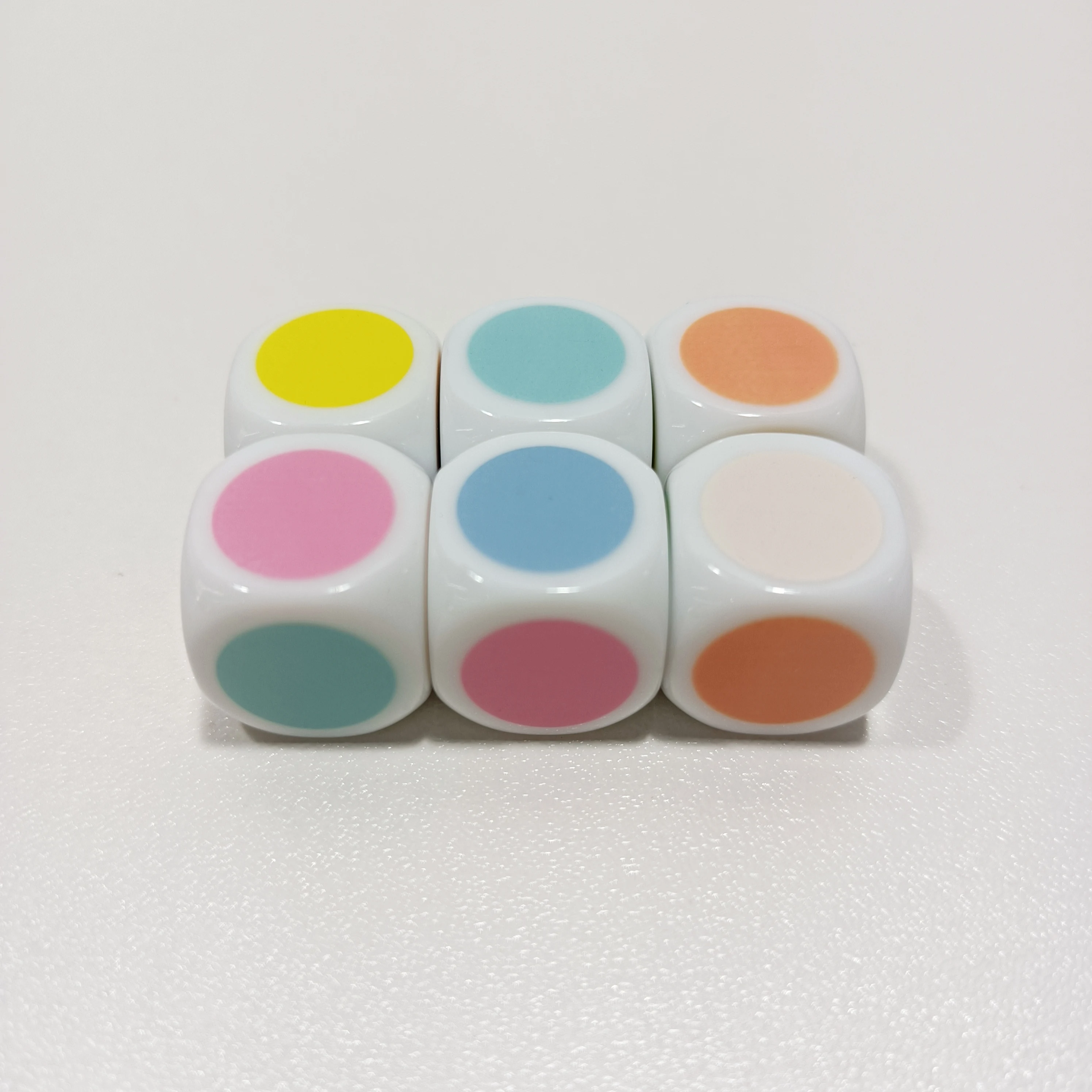 Высококачественные игральные кости на заказ с цветными точками и трубкой