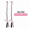 Stile con due piccole trecce e nastri rosa
