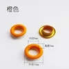 Ojal naranja de 8 mm con pintura aplicada a mano.