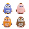 Piccolo pinguino di colore casuale