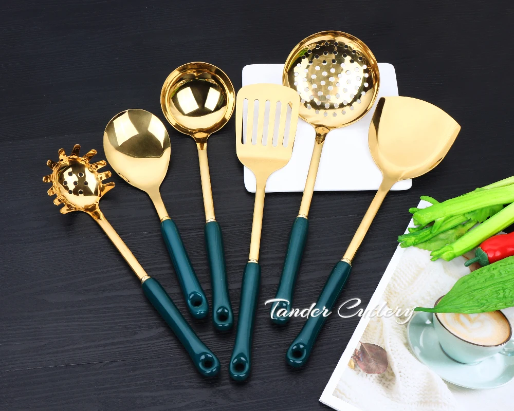 Conjunto de utensílios de cozinha dourados com cabos cerâmicos_voghion.com