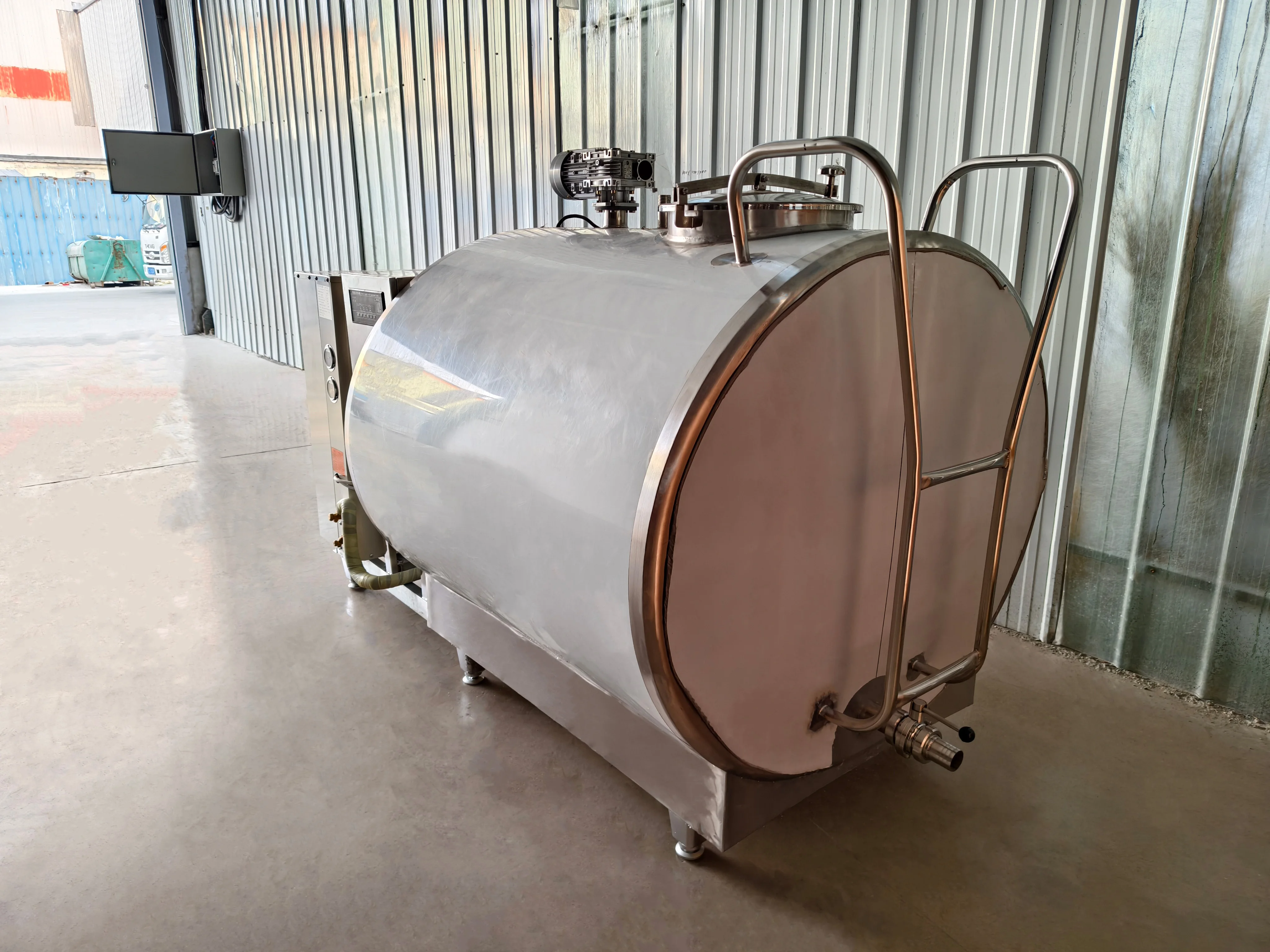 Customized Milk Cooling Storage Tank for Farms Milk Refrigeration Tanks Liquid Preservation Machine